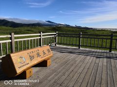 遊歩道を歩いて知床五湖の一湖の展望台に到着しました。