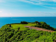 知念岬は沖縄本島南部の東端、海に突き出すような形の岬。
沖縄では東の海の彼方には「ニライカナイ」と呼ばれる楽園があるという伝説があります。
