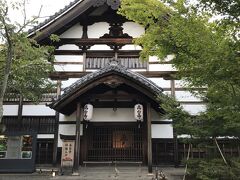 そう、
夕暮れを待って訪れた所は

「高台寺」

夏の間、ここ高台寺では
「百鬼夜行展」とライトアップがあり
つまり
夏の夜の高台寺が楽しめるということなのです。