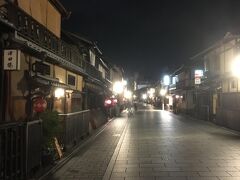 高台寺を後にして

石塀小路を通って花見小路に来てみたんだけど

祗園の夜、こんなに寂しかった？
人がほとんどいない。

やめて
京都の夏
特にお盆の夜
人がいないと怖い・・・

帰りの石塀小路で方向感覚を失い
危うくラビリンス入りするところだった・・ひやひや。

（・・・私、鼻が効かないし・・・）