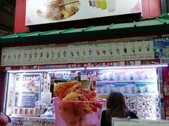 続いて食べ歩いたのは唐揚げです。
看板が見切れていますが、亜細亜坊というお店です。
大須商店街にしか無い唐揚げとタピオカ屋さんです。
唐揚げの衣もタピオカのようです。

写真は梅味Ｍです。

亜細亜坊
http://asiabow.com/