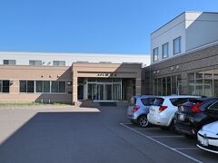 旅の二日目、おはようございます！＼(^o^)／
清里町の公営「ホテル緑清荘」のＡ館に宿泊しましたが、部屋も新しく（Ｂ館は古め）なかなか良かったです。
朝から源泉かけ流し温泉（トロトロのモール泉）に入浴して、気分は爽快です！(≧▽≦)
本日も絶景ドライブ、スタートします！
