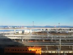 6:00、今日もいい天気。
宿の部屋から駅が見える。