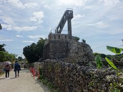 まずは竹富島のハイライトのひとつ、なごみの塔に向かいます。竹富島では美観維持のため高層建物の新築が制限されていることもあり、昔に建てられたなごみの塔はひときわランドマーク的存在にみえます。

登録有形文化財に指定されている、伝統あるタワーです。