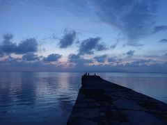 竹富島は日本のなかでは低緯度なので、2月でも日の入りは18時半ごろになります。夕食を終えて一息したころになって、だんだん夜のとばりが下りてくる感じです。