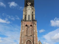 高さ109mの尖塔を持つ新教会を正面からパチリ。

1381年に建造が開始され、約270年後の1655年に完成した教会で、内部にはスペイン（ハプスブルク家）からの独立戦争で活躍したオラニエ公ウィレム（1533-84年）など、現代のオランダ王家でもあるオラニエ家代々の墓があります。