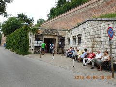 アンドラス・ハディクの騎馬像からセントハーロムシャーグ通りを道なりに西に進み、リフトでロバス通りに下って、右に進めばすぐに岩病院の入り口が見えてきました。