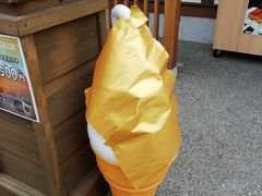 スギモト牛鍋店の向かいにあった名古屋とうふ 河口さん。
金箔ソフトを売っているみたいで表にも模型があったのですが、金箔の出来が雑過ぎない？と思って撮ってしまいました。