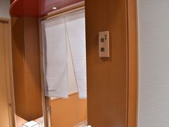 来ました、西の弥助といわれるほどの名店、小松弥助です。

暖簾にBaccaratって書いてあって、おおーっと声を上げちゃいましたけど、意外とお店の入口は威圧感なし。