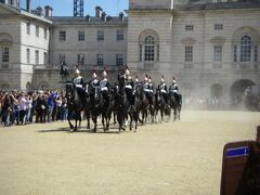 近衛騎兵隊博物館裏に移動してしばらくすると、Horse Guards Paradeが始まりました。