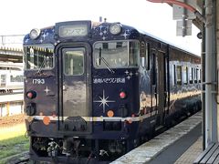 函館駅でいさりび鉄道の可愛い車両を見つつ
