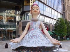 日比谷シャンテの向かい側、東京ミッドタウン日比谷の広場には何やら巨大なフィギュア？が。

ヤノベケンジさんという方の作品で、Flora（フローラ）という名前がついているそうです。

監修は演出家の宮本亜門さんとのこと。