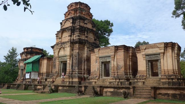 ３＜プラサット・クラヴァン＞<br />他の遺跡と異なり、開けた平地に横一列に連なる祠堂。<br />ここはあまり観光客は来ないようで、ひっそりとしていた。<br />