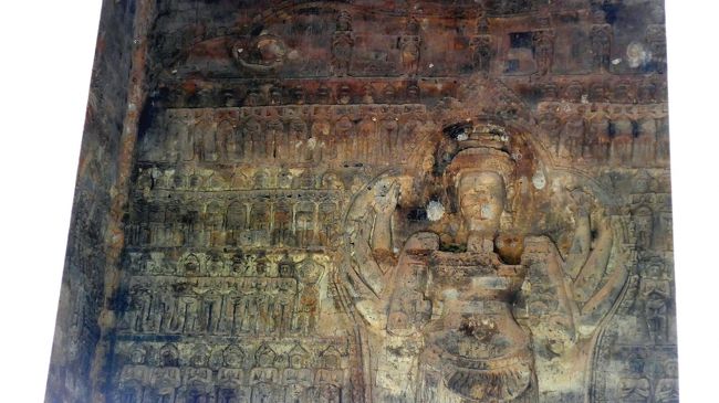 ４＜ヴィシュヌ神＞<br />中央祠堂の内壁には、３面にヴィシュヌ神の浮き彫りがあった。<br />これは、正面のヴィシュヌ神像。何百もの信者に囲まれている。<br />煉瓦への浮き彫りは、クメール寺院では珍しいという。