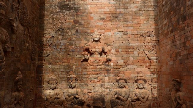 ５＜ラクシュミー＞<br />北端の祠堂の内壁にあるのは、ヴィシュヌ神の妻ラクシュミーの像。<br />失われた屋根から降り注ぐ陽光で、像が美しく浮かび上がる。<br />