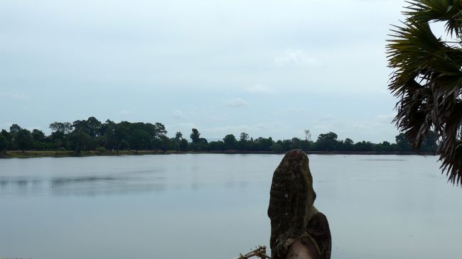 ８＜これが遺跡？＞<br />ここ「スラ・スラン」は、「沐浴の池」という意味の人工湖。<br />以前は池の中央に寺院が建っていたそうだが、現在では失われている。<br />かつて、ここで王や高僧が沐浴をしたという言い伝えがある。