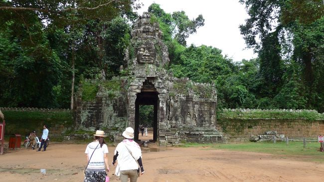 ９＜おや、これは・・・＞<br />スラ・スランのすぐ横にある遺跡が「バンテアイ・クディ」。<br />「おやっ、この門、あの遺跡と同じだ！」<br /><br />