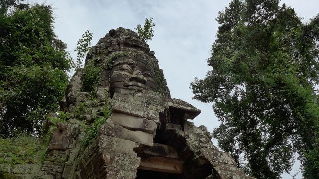 １０＜四面観音菩薩像＞<br />これは、アンコールトムの大門と同じ「四面観音菩薩像」。<br />ガイドさんから、ここはアンコールトムを造ったジャヤーヴァルマン7世が建設した寺院だと聞き、合点がいった。