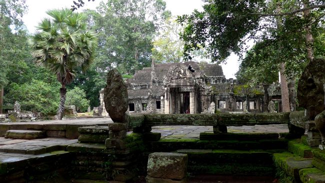 １２＜東塔門＞<br />東大門から250ｍほど歩くと、東塔門が見えてきた。<br />苔むしたナーガがお出迎え。