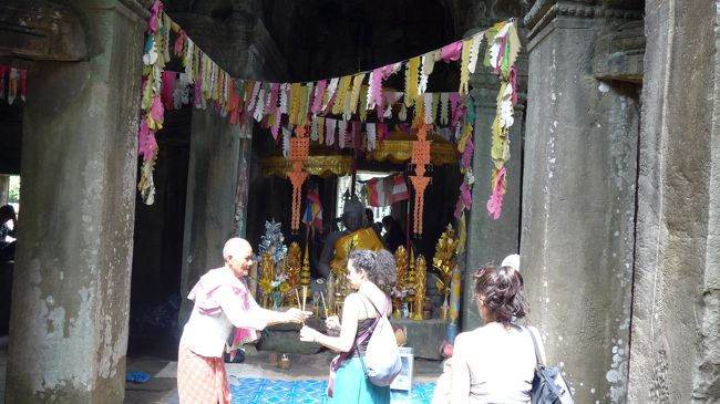 １３＜東塔門の仏像＞<br />東塔門を入ると仏像が祀られていて、お坊さんらしき人がいた。<br />西洋人でもかまわず線香を渡し、お布施をもらっていた。