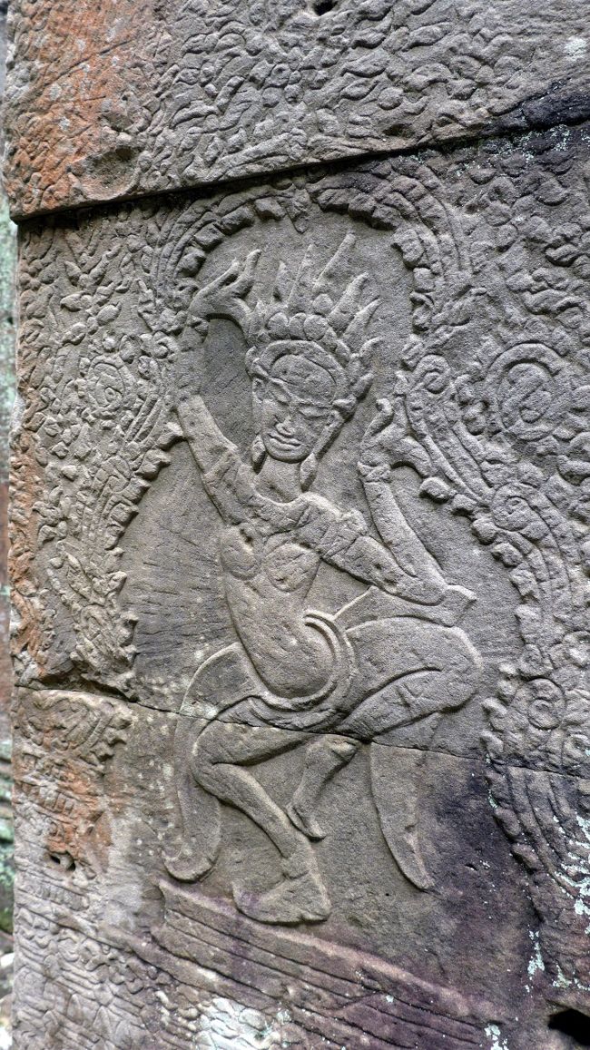 １４＜デヴァター＞<br />遺跡内のデヴァターは、アンコールトムのそれと同様に躍動的。<br />しかし、彫りは浅く、出来は今一歩の感がする。