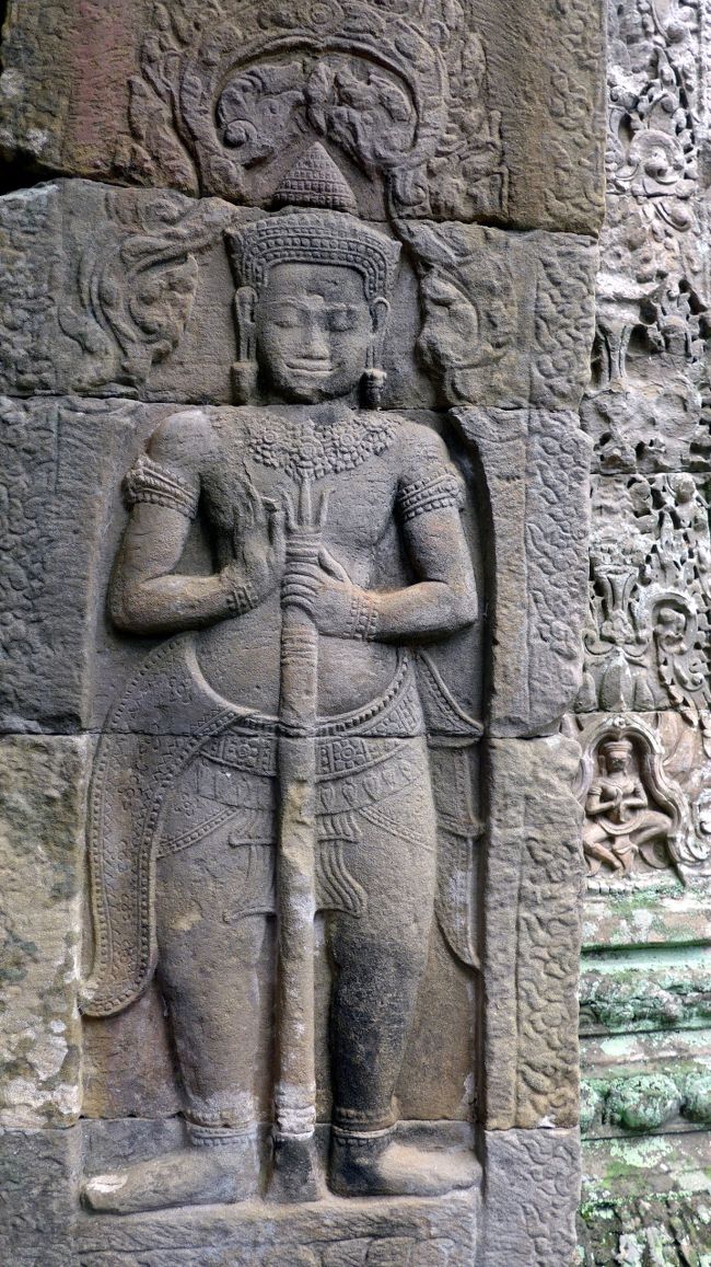 １５＜ドヴァラパーラ＞<br />これは、寺院の門柱や祠堂の柱にはめ込まれて聖域を守っている門衛神「ドヴァラパーラ」。彫りが深く、けっこういい出来。<br />初期のものは右手で槍を持ち、中期以降は両手で剣を持つ。