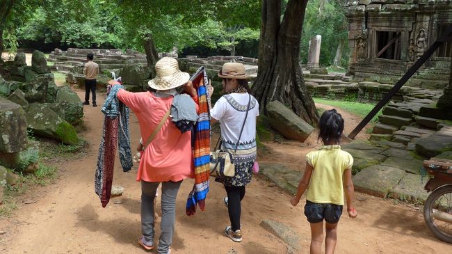 １７＜ヤスイヨ、ヤスイヨー＞<br />西のテラス横にはたくさんの土産店が並び、売り子も多い。<br />人種を見分け、熱心に商売をする。<br />「Trilingual」どころか「Quadrilingual」「Pentalingual」だ。