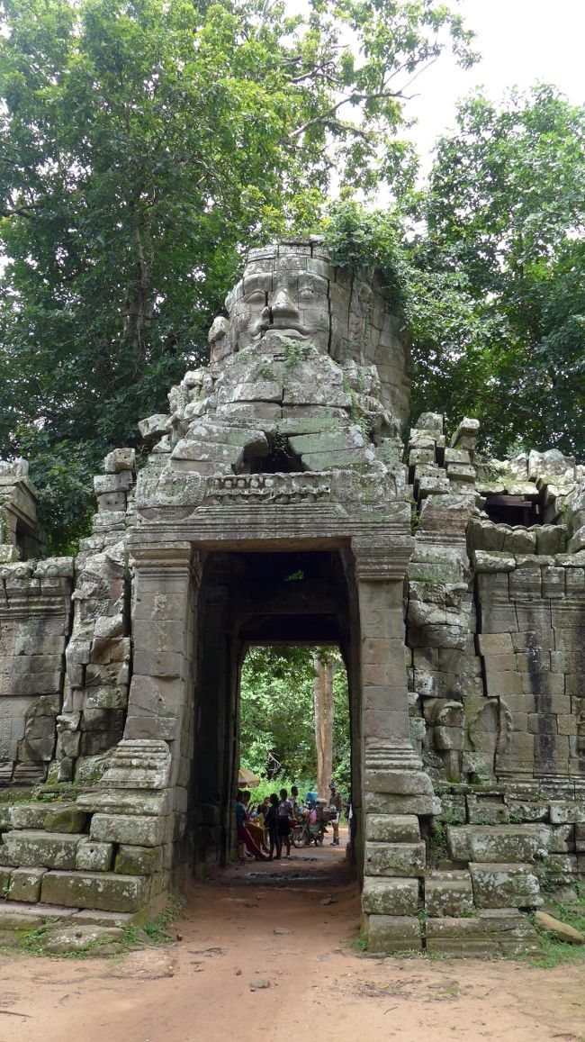 １８＜西大門＞<br />こちらの大門にも、観音菩薩像が残っていた。<br />アンコールワットのものと比べると、規模は小さい。<br />