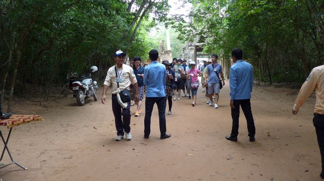 １９＜人気の遺跡＞<br />タ・プロームは、映画「トゥーム・レイダー」の舞台ともなったこともあり、アンコールワットやアンコールトムに次ぐ人気の遺跡だ。<br />大声が近づいてきた。きっと彼の国の人たちだろう。