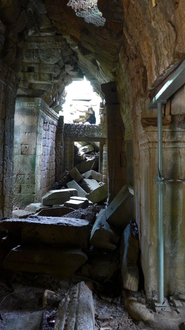 ２７＜遺跡内部＞<br />タ・プロームの寺院内部は、このように崩れている部分が多い。<br />崩壊を防ぐ金属の支えがあるが、その細さが心もとない。