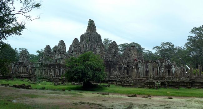 ３１＜バイヨン再び＞<br />タ・プロームを堪能したのち、バイヨンを横目で眺めながらホテルへ。<br />