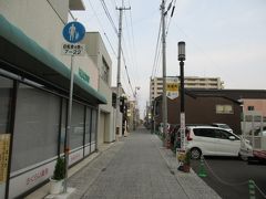 城下町時代の名残が残る富屋町商店街を、南（丸亀城方面）に向かい進みます。