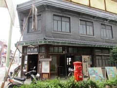 通町商店街を丸亀駅方面に向かう途中、素敵なレトロ建築に出くわしました。
「まちの駅　秋寅の館」なる建物で、もともと街の実業家が本社として建てたものですが、現在は市民向けのギャラリーや公民館として使用されているとのこと。