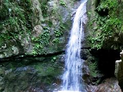 これでもか、の急坂を下り切り、しばらく行くと
七代の滝

マイナスイオンたっぷり～♪
という陳腐なセリフしか思い浮かばない
実際、水際はひんやりして心地よい