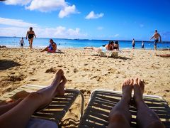 ビーチパラソルの日陰の下で潮風を感じながら海と青い空をノンビリ見ているのは至福の時間ですね！

思った以上日差しはキツイので日焼けは注意です。
