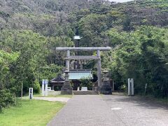 静かな村の小道を歩いて洲崎神社に到着。説明看板もたくさんあり、観光地として整備されています。
