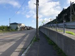 渡島当別駅からは、海沿いの道を延々とまっすぐ