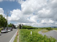 更にファーム富田へ向かう道路はご覧の通りの大渋滞。
これじゃあ「パークアンドライド」で鉄道使って行った方が遥かに楽じゃないでしょうか…