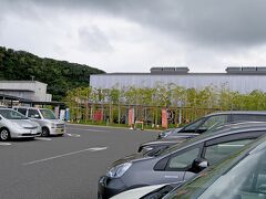 1140　「道の駅」保田小学校　
2014年学校としての役割を終え廃校となった千葉県安房郡鋸南町にある「町立保田小学校」が「道の駅 保田小学校（ほたしょうがっこう）」として生まれ変わり、2015年12月にオープンしました。https://www.michi-no-eki.jp/stations/view/7991
元体育館