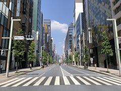 銀座中央通りの写真。

ホコ天です。

海外からの観光客の姿もなく、道路が広く感じます。（寂しい）