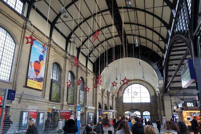 駅のコンコースに、地味ながらクリスマスの飾りつけ。