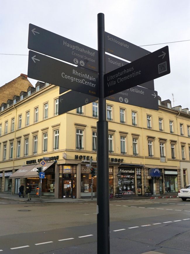 ところが、バスは途中でバンホーフ通りを右折。<br />まっすぐ行けば、あとちょっとでマルクト広場のはずなんだけど、あれぇ。<br />慌てて降りました。