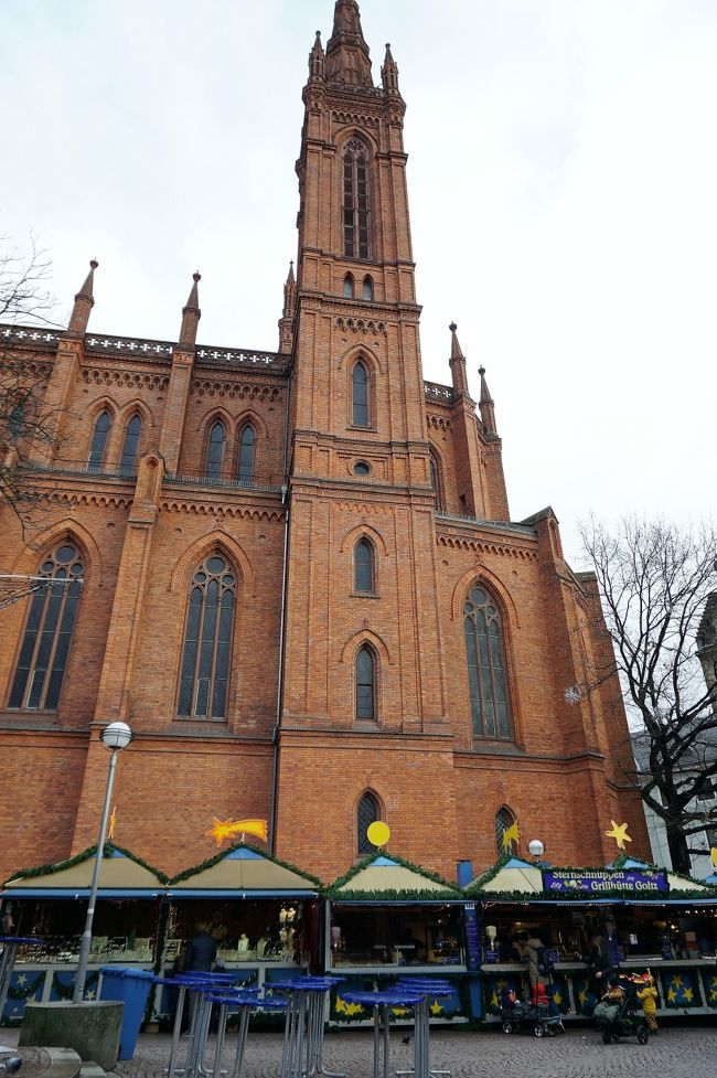 今日は朝市が目的ではありません。クリスマス・マーケットはどこだ？<br />マルクト教会方向へ。