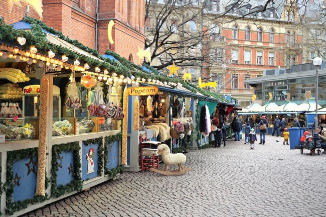 教会の足元に屋台が並んでいました！<br />ここにも屋台が出るんだね。