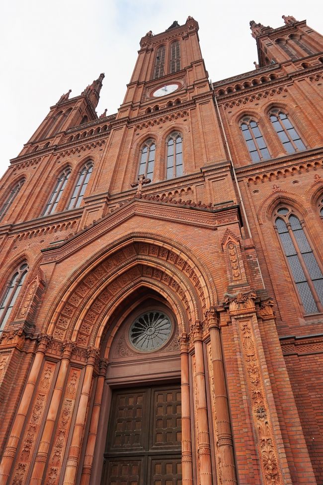 まず、教会を見学をしよう。<br />と思ったら、入口に居たオニイサンから「11時半からのオルガンコンサートを聴いていきませんか」とパンフレットを渡されました。<br /><br />飛行機は18時発なので、マインツ14時半頃の電車に乗ろうと思っています。コンサート、聴けるね！<br /><br />時刻は11時。まだ30分あるので、先にマルクトの屋台を覗きましょう。