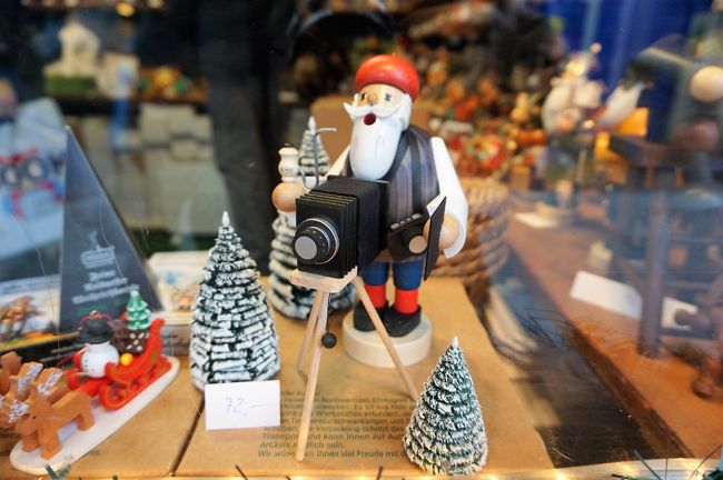 口から煙を吐く”ラウフマン”を置く屋台がありました。<br />この人形、いいなぁ！！<br />かなり惹かれたけれど、シュトゥットガルトで夜警のラウフマンを買ったし、”断捨離”が頭をよぎり、諦める…。（-.-）