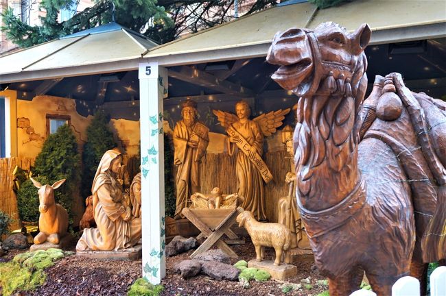 ツリーの下はクリッペ。木彫りの像のクリッペ、立派です！