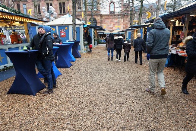 おや、なんだか足元がフカフカするぞ。<br />シュロスプラッツには、木材のチップが敷かれていました。<br />なるほどー、これなら雨が降ってもぬかるみにならなくていいね！