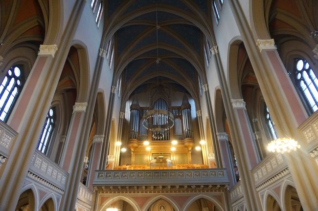 コンサートが始まりました。<br />パイプオルガンは入口上部にあるため、音は後方から聴こえてます。<br />空っぽの祭壇を眺めつつ演奏を聴くって、な～んか不思議な感じ。（*o*）<br /><br />ドレスデンのフラウエン教会で、パイプオルガン・コンサートを聴いたことがあります。<br />あの教会のオルガンは祭壇の上。なんの違和感なく聴けました。<br /><br />これまで教会でパイプオルガンの音を聴いたことはあるものの、コンサートはフラウエン教会と、ハイルブロンのキリアン教会の小さなパイプオルガンのみ。<br /><br />そっかぁ、教会でのパイプオルガン・コンサート、後ろ向きで聴くもんなんだね。