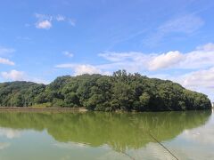 河内大塚山古墳です。
百舌鳥や古市とは少し離れているので、世界遺産からは外れましたが、大きさでは第５位の立派な古墳です。
被葬者は不明ですが、２１代・雄略天皇もしくは３０代・敏達天皇（３３代・推古天皇の兄）とも言われ、宮内庁管理の陵墓となっています。

水濠もあり、大きな古墳だったため戦国時代は山城として使われたり、大正時代までは「村」として人も住んでいたそうです。